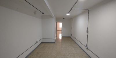 Este inmueble es ideal para uso comercial gracias a su estrategica ubicacion sobre la carrera 80, uno de los corredores comerciales mas importantes de la ciudad. Cuenta con 146 m distribuidos en 3 habitaciones, 3 patios, 3 banos, garaje y cocina integral (sin red de gas). A tan solo una cuadra de la estacion Floresta del metro, con faciles vias de acceso y comodas rutas de transporte publico cercanas. Una excelente oportunidad para tu negocio! Llamanos para mas informacion.