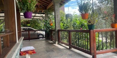 ¡Casa campestre en venta cerca del Aeropuerto José María Córdova!. Ubicada en exclusiva unidad cerrada, ideal para quienes buscan amplitud, privacidad y excelente conectividad. Esta propiedad de 257 m² construidos sobre un lote de 4.450 m² ofrece espacios generosos, acabados de alta calidad y una ubicación privilegiada. Características destacadas: 3 habitaciones, incluyendo principal con 2 vestieres, baño privado con bañera, turco y salida directa al deck, Salón comedor amplio, Cocina integral abierta, Baño social, Zona de ropas independiente, Deck, corredores y zona verde 100% plana, Cuarto útil, Parqueadero cubierto para 3 vehículos + espacio para 8 carros adicionales. Detalles de construcción: Techos en roble y choiba, Puertas y clósets en madera roble, Piso en cerámica, Portada eléctrica, Circuito cerrado de seguridad, 8 años de construida. Unidad cerrada con: Portería 24 horas, Turco, Administración: $750.000, Predial trimestral: $800.000, Prados y motilada: $200.000, Estrato: 6. ¡Una propiedad única para vivir con estilo, rodeado de naturaleza y a minutos del aeropuerto!. Contáctanos para más información o agendar tu visita.