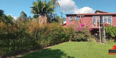 ¡Venta de casa con excelente proyección comercial!Ubicada sobre vía principal, ideal para desarrollar proyectos como hotel, restaurante o negocio comercial gracias a su ubicación estratégica y alto flujo vehicular.Área del lote: 2.500 m²-Área construida: 380 m²Distribución actual:  2 apartamentos, 1 apartaoficina, 1 casa principal. Segundo nivel con apartamento amplio.Genera rentas por $6.000.000 mensuales por arrendamientos, $2.000.000 mensuales por valla publicitaria incluida.Ventajas competitivas: Ubicación sobre vía comercial, Espacios amplios y funcionales.Ideal para inversión y desarrollo turístico o gastronómicoZona estratégica con gran potencial de valorización-Escrituras al día Contáctanos para más información y agenda tu visita.