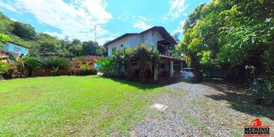 Venta finca independiente cerca iglesia la chinca parte urbana, 4 alcobas cada alcoba con baño, salón comedor, cocina abierta con barra americana, red de gas por pipeta, baño social, zona ropas aparte, aire acondicionado en todas las alcobas, piscina, QBB, zona verde, es muy acogedora te invito a que solicites el tour virtual.