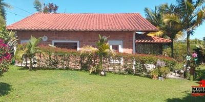Casa Campestre En Venta Rionegro a  10 minutos del parque ,Área De Lote de 1,300 con una construcción de 340 metros 5 Habitaciones ,4
Baños ,Sala ,Comedor, Patio, Zona de Ropas, Cocina Espaciosa , Corredores ,Jardines ,Garaje Cubierto,2 niveles ,Techos Doble Altura ,Madera De Puertas y Techos En Roble ,10 min del Parque Rionegro ,