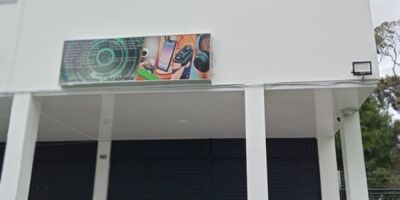 Local Comercial en Venta – Guarne, Sector Piedras Blancas ??¡Oportunidad única de inversión en una zona de alto flujo y desarrollo comercial! Este local está ubicado en el reconocido Mall Comercial de Piedras Blancas, a solo 4 km del sector La Malcriada, sobre vía principal.Área total: 46 m², Altura de techos: 3 metros, Puertas persianas enrollables al frente y parte trasera, Servicios públicos: agua y luzUbicación estratégica: sobre la vía principal, al lado de la iglesia y la cancha de fútbol.El mall cuenta con: Administración, Oficinas, , Restaurante, Baños socialesParqueadero para visitantes.Ideal para comercio, oficina, consultorio o inversión con excelente visibilidad y acceso.¡Contáctanos para más información o agendar tu visita!