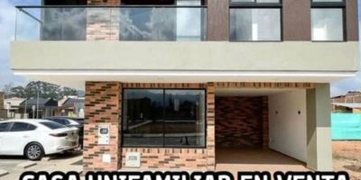 ¡Casa en venta en La Ceja – Sector Del Valles!Ubicada en unidad cerrada, con diseño moderno, acabados de lujo y excelente distribución.Características del inmueble:Área construida de 173 m²Primer nivel: Garaje cubierto, Sala comedor, Baño socialCocina abierta con isla, acabados en piedra sinterizada y madera robleZona de ropas, Escaleras en roble macizo con pasamanos en vidrio templado.Segundo nivel: Baño social, Habitación auxiliar con clóset. Segunda habitación auxiliar con closet y baño privado, Habitación principal con baño, vestier de dama y vestier de caballero, Balcón, OficinaLa unidad residencial cuenta con: Salón social, Gimnasio dotadoarea húmeda completa.Ideal para quienes buscan confort, elegancia y tranquilidad en una de las zonas más apetecidas de La Ceja.