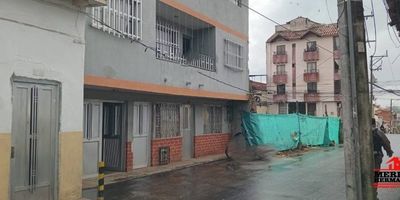 ¡Oportunidad única de inversión en Rionegro!Casa en venta cerca al centro – excelente ubicación, ideal para vivir o emprender.Características destacadas: Área total de 250 m² distribuidos en 3 niveles, Frente de 8 metros x 10 metros.Primer nivel independiente: Ideal para desarrollar un local comercialGaraje. 3 habitaciones, 1 baño, Salón comedor, Cocina, 2 baños adicionalesSegundo nivel: Salón comedor, Cocina, Balcón, 2 habitaciones, 1 bañoTercer nivel: 3 habitaciones, 2 baños, Patio, Terraza de 30 m² con lavaderoEsta propiedad ofrece múltiples posibilidades: vivienda familiar, inversión comercial o renta por niveles. ¡Todo en una ubicación estratégica cerca del centro de Rionegro!Contáctanos para más información o agendar tu visita. ¡No dejes pasar esta oportunidad!