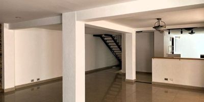 Venta de casa en La Estrella – Sector Suramerica ¿Buscas un hogar tranquilo, familiar y bien ubicado? Esta casa independiente en unidad cerrada es ideal para ti. Ubicada en el sector Suramérica de La Estrella, en una unidad residencial con solo 70 casas, perfecta para quienes valoran la privacidad y la armonía.Características del inmueble: 3 habitaciones, dos de ellas con baño privado, Cuarto de empleada, Estudio ideal para trabajar desde casaTerraza amplia para compartir momentos inolvidables.Unidad cerrada, tranquila y muy familiarExcelente ubicación cerca del Centro Comercial 77, supermercados, iglesia y con fácil acceso a transporte público.Una unidad pensada para vivir con calidad, rodeado de naturaleza y comodidad.Contáctame para más información o para agendar tu visita. ¡Tu nuevo hogar te está esperando!