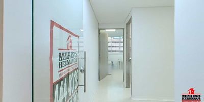 Consultorio en arriendo situado en La Torre Medica Mayorca. Cuenta con un área de  33 mts2; consta de 2 espacios independientes; recepción y consultorio con baño privado, cocineta con gabinetes inferiores y superiores con múltiples espacios de almacenamiento, piso en cerámica, aire acondicionado central. No tiene parqueadero. La torre cuenta con ascensores, parqueaderos para visitantes, vigilancia 24 horas, baños comunales, citofonia y circuito cerrado de tv. Ubicación privilegiada, cerca a múltiples servicios complementarios, con conexión a estación del metro y a varias rutas de transporte público. Canon sin IVA. Agenda con nosotros ó solicita el TOUR VIRTUAL.
