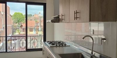 Venta de Apartamento en Rionegro – Sector El Porvenir (Primera Etapa)Tercer nivel, excelente ubicación cerca de centros comerciales, supermercados y transporte públicoEsta propiedad es ideal para inversión, ya que se encuentra rentando actualmente y ofrece dos espacios independientes en una sola compra.Características del inmueble: Apartamento principal (60 m²): 3 habitaciones, cada una con clóset, 2 baños completos, Sala comedor,Una habitación adicional en mansarda más en Apartaestudio independiente (30 m²): Cocina abierta, Zona de ropas, Baño completoHabitación con clóset. Este apartaestudio se encuentra rentando. ¡Oportunidad de inversión con doble renta!Agenda tu visita  para conocer esta propiedad en detalle.