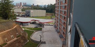 Arriendo Apartamento en Rionegro – Barrio Santa AnaZona tranquila con excelente acceso a transporte públicoEste acogedor apartamento de 52 m² es ideal para quienes buscan comodidad, buena ubicación y una hermosa vista campestre.Características del inmueble: 2 habitaciones bien distribuidas, 2 baños completos, Sala comedor con excelente iluminación, Cocina integral abierta con barra americana, Zona de ropas independiente, Balcón con vista campestre, Ascensor, Parqueadero para visitantes.Gimnasio en la unidad, Fácil acceso a transporte público. Agenda tu visita para conocerlo en detalle.