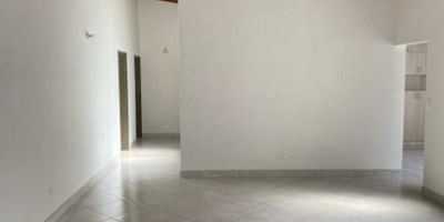 Apartamento en Arriendo – Sector Calasanz, Medellín¡Espacio, comodidad y excelente ubicación! Este apartamento está ubicado en el tradicional sector de Calasanz, a solo pasos de La Avenida 80, con fácil acceso a transporte público y servicios.Características del inmueble: Área de 160 m², Salón comedor amplio, Cocina integral con red de gas, Patio y zona de ropas, 4 habitaciones con closet. 2 baños completos, Piso en cerámica, Parqueadero exclusivo para moto.Ideal para familias que buscan amplitud y tranquilidad en una zona residencial con excelente conectividad.Agenda tu visita¡Este puede ser tu nuevo hogar!