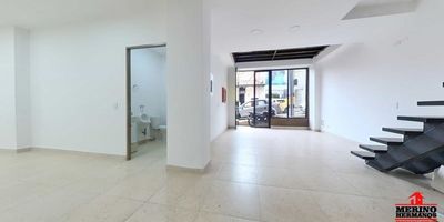 Local disponible para arrendar en Bello, ubicado una cuadra antes de llegar al parque principal; sobre la calle de las Funerarias Los Olivos y San Juan Bautista. Local primer piso para estrenar, consta de  2 niveles; primero y segundo piso con área total de 250 mts2, cuenta con espacios abiertos, un baño con sanitario, orinal, lavamanos y lava escobas, red de gas, acometida para instalar cocineta, pisos en cerámica, ventanales con vista a la calle. Por su ubicación cuenta con alto indice comercial. El edificio cuenta con ascensor, citofono, video portero, un baño común en cada piso. No cuenta con parqueadero. No se permite estudios WEB. El valor del arrendamiento no tiene IVA. Agenda con nosotros ó solicita el TOUR VIRTUAL.