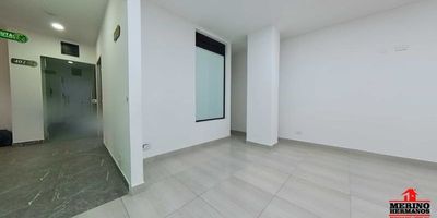 Oficina disponible para arrendar en Bello, ubicado una cuadra antes de llegar al parque principal; sobre la calle de las Funerarias Los Olivos y San Juan Bautista. Oficina en cuarto  piso para estrenar con un área 22 mts2. Cuenta con puerta de acceso en vidrio, un espacio abierto, un baño con sanitario, lavamanos y lava escobas, red de gas, tubería interna para la instalación de aire acondicionado, energía trifácica pisos en cerámica. El edificio cuenta con ascensor, citofono, video portero, un baño común en cada piso. No cuenta con parqueadero. El valor del arrendamiento no tiene IVA. Agenda con nosotros ó solicita el TOUR VIRTUAL.