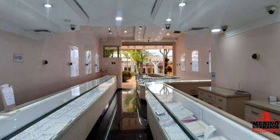 ¡Gran oportunidad de inversión en el Centro Comercial San Diego!Ubicado en una zona estratégica frente al Exito, con alto flujo peatonal, este icónico local en San Diego te ofrece visibilidad, comodidad y potencial comercial inigualable.Características destacadas: Área total: 85 m² en primer nivel + 35 m² de mezzanine, Doble altura que brinda amplitud y versatilidad, Un solo ambiente, 1 baño. Ideal para adaptar cualquier tipo de negocio.Parqueadero para publico visitantesRodeado de comercio, transporte y servicios.Ideal para emprendedores, marcas consolidadas o inversionistas que buscan un punto comercial de alto impacto.¡Haz parte de una inversión icónica en el corazón de Medellín!Contáctanos para más información o agendar tu visita.