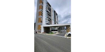 Este hermoso apartamento de 82 metros cuadrados es una excelente oportunidad para aquellos que buscan comodidad y calidad de vida en una ubicación privilegiada en la ciudad de Armenia,  Quindío.Cuenta con un área construida de 82 metros cuadrados y un área privada de 75.58 metros cuadrados, distribuidos estratégicamente para aprovechar al máximo el espacio disponible.

El apartamento consta de 3 comodas alcobas, ideales para acomodar a toda la familia, y 2 baños que garantizan privacidad y comodidad. Además, cuenta con un garaje privado que facilita el acceso y la seguridad de su vehículo. Una propiedad pensada en la comodidad y bienestar de sus habitantes.

Entre sus características internas más destacadas, se encuentra su flexibilidad para aceptar mascotas, lo cual es ideal para aquellos que tienen un miembro de la familia peludo. También cuenta con armarios empotrados que brindan un gran espacio de almacenamiento, un balcón privado que permite disfrutar de hermosas vistas, un baño en la habitación principal y una moderna barra estilo americano que conecta perfectamente la cocina con el área social.

Además, posee calentador, citófono/intercomunicador y clósets incorporados en todas las habitaciones, que hacen de esta propiedad una opción práctica 

para aquellos que buscan relajarse y disfrutar de su tiempo libre, este apartamento ofrece una amplia gama de opciones. El conjunto residencial Cuenta con un jacuzzi privado que garantiza un momento de tranquilidad y bienestar en todo momento, una sala de usos múltiples ideal para eventos y reuniones.

Pero eso no es todo, sus características externas son igualmente impresionantes. Este apartamento en venta cuenta con acceso para personas con discapacidad y un acceso pavimentado que facilita la movilidad. En cuanto a su ubicación, se encuentra cerca de zona urbana, lo que permite tener acceso a los principales servicios y lugares de interés de la ciudad. Además, cuenta con circuito cerrado 