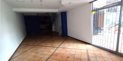 Local comercial duplex, especial para oficinas o excibición de productos porque tiene vitrina en el primer piso y cuenta con un área de 48 m, en el segundo piso tiene un área aprox de 115 m cuenta con 4 espacios, 2 baños, cocineta y balcón.

Ubicado sobre la cr. 65 cerca a Makro, Home Center, Jumbo la 65, calle San Juan, cuenta con parqueadero de visitantes.
