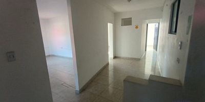 Casa 2 piso en el chagualo , con sala ,comedor, 5 alcobas,3 baños  cocina semi integral,  zona de ropas,balcón  red de gas  ¡Ven a conocerlo, este puede ser tu nuevo hogar!Comunícate con nosotros para mas informacion 3209646693Alejandro Vanegas Asesor Comercial de Arrendamientos Su Viviendacódigo 8616