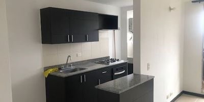 Hermoso apartamento en el sector de sabaneta sector alcázares de 66 m2, con buenos acabados, cuenta con 3 habitaciones, 2 baños, 3 closet, balcón. cocina abierta tipo americana con buena iluminación, sala comedor, piso en cerámica. este hermoso apartamento es ideal para descansar o compartir en familia, , en unidad cerrada con portera vigilancia, zonas comunes, adicional vas a poder contar con cómodas vías de acceso, senderos peatonales, cerca podrás encontrar restaurantes, supermercados, bancos, iglesias, gimnasios, centros comerciales entre otras más. agenda tu visita ahora y conoce tu nuevo hogar!!!