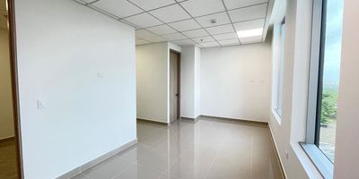 Consultorio en arriendo para estrenar, ubicado en el edificio Hihg Park Medical Center, dispone de 34.5m2, cuenta con sala de espera, consultorio privado, punto hidráulico, baño privado, iluminación, lado sombra. el edifico cuenta con planta de energía de suplencia total,  lobby con vigilancia 247, auditorio, 4 ascensores, escaleras de emergencia.
COD937
