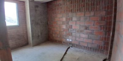 ¡Oportunidad única para diseñar el hogar de tus sueños en Sabaneta!
Se vende apartamento en obra negra, ideal para quienes desean personalizar cada detalle a su gusto. Ubicado en la loma más viral de Sabaneta, este inmueble es perfecto para invertir o vivir en una zona de alta valorización y constante desarrollo.
El apartamento cuenta con 2 habitaciones, ambas con espacio para vestier, y la principal con opción para baño privado. Además, dispone de salón comedor amplio, área para cocina, balcón con excelente vista, y un baño auxiliar completo.
Forma parte de una unidad residencial moderna y completa, actualmente en desarrollo, que contará con piscina, gimnasio, salón social, parque infantil y vigilancia 24/7 para tu seguridad y tranquilidad.
¡Adelántate al futuro y personaliza tu hogar en una de las zonas con mayor proyección del sur del Valle de Aburrá!
Contáctanos y aprovecha esta gran oportunidad de inversión.