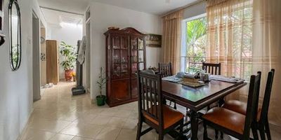 Casa en esquina para venta ubicada en el barrio Primavera, Envigado, con lote de 157 m². Consta de primer y segundo piso independientes (sin desenglobar), cada uno con 3 habitaciones. Cuenta con garaje, balcón y terraza. Ideal para construir edificio, con normativa que permite hasta seis pisos y sótano. Ubicada en zona residencial tranquila, cerca del polideportivo de Envigado, tiendas, supermercados, restaurantes y vías principales como la Avenida El Poblado y la Avenida Las Vegas. Excelente acceso a transporte público.