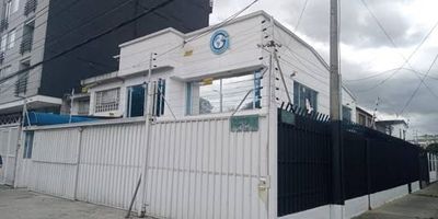 Casa super bien ubicada en Normandía muy cerca a la universidad libre ,,cerca a la calle 63 ,avenida rojas sobre vía principal , dos pisos esta adecuada para oficinas ,call center ,ips, farmacéuticos, cuenta con siete espacios de oficinas incluida sala de gerencia ,cuarto de redes ,cocineta , cinco baños ,recepción circuito de cámaras ,parqueadero para tres vehículos .Cuenta con un área de 276 Mts mas  28 metros de área de antejardín para un total de 304 metros