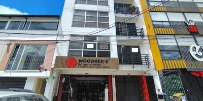 Arrendamos local comercial en el barrio Prado veraniego, a tan solo un par de cuadras de la autopista norte, sobre vía secundaria, se encuentra en un segundo piso. Es ideal para un establecimiento de venta de ropa, oficinas o call center, el inmueble es moderno y con un área muy amplia de 120 m2 aproximadamente. Cualquier información adicional contáctenos al número 3184143634 al correo electrónico patricia.tovarinmobiliariabogota.com está comprometido a brindar una experiencia de vida excepcional para nuestros clientes desde el momento en que se unen a nuestra comunidad.