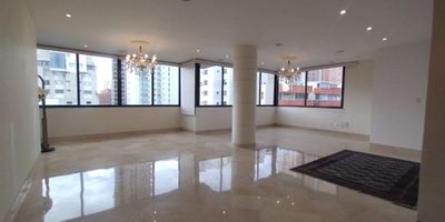 Amplio apartamento en arriendo en exclusiva calle del Barrio el Golf. 260 m2 distribuidos en sala con pisos de mármol,  blackout eléctricos, amplios ventanales para mayor frescura y luminosidad,  baño social, cocina cerrada, cuarto y baño de servicio, área de labores, comedor, hall de alcobas baño auxiliar,  3 habitaciones, la principal con baño privado remodelado, El edificio ofrece ascensor, piscina, salón social, vigilancia 24/7, planta eléctrica, 2 parqueaderos. Para mas información contáctanos y agenda tu cita