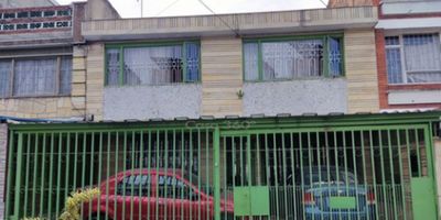 Amplia casa en venta en Ciudad Montes, Bogotá. Con una superficie total de 277 m², esta propiedad cuenta con 4 habitaciones, 3 baños y 2 estacionamientos. Construida en 1979, esta casa de dos pisos ofrece comodidad y espacio para vivir y crecer. En el primer piso, encontrarás una sala luminosa, comedor con cava para vinos, cocina espaciosa, zona de lavandería y un baño social. En el segundo piso, hay 3 habitaciones con closets y 2 baños completos. Además, cuenta con un apartaestudio independiente en la parte trasera. Ubicada cerca de la Av. Carrera 30 y la estación TransMilenio Santa Isabel, esta propiedad ofrece una ubicación estratégica y movilidad garantizada. Ideal para familias que buscan un hogar amplio y bien ubicado. ¡No pierdas la oportunidad de conocerla!   CPI-123
