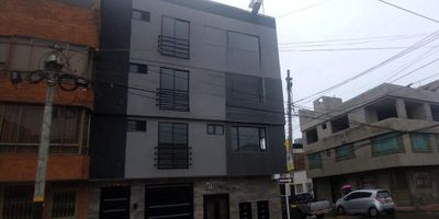 COD. 3099. Cómodos apartamentos para estrenar de 26 mts, en edificio automatizado con terraza, ubicados en pisos 2, 3 y 4 con acceso por escaleras. Excelente iluminación natural, sala comedor, cocina integral abierta, zona de lavandería, habitación con closet y baño, puerta de ingreso con chapa digital y un parqueadero de uso exclusivo para moto. Se entregan con nevera y lavadora. Sector residencial y comercial, cerca de Colegio Magdalena Ortega de Nariño, Parque Las Ferias, Plaza de Mercado, Éxito, Home Center, estación de Transmilenio y paraderos de SITP. Cómodas vías de acceso: Avenida Calle 80, Avenida Carrera 70 y Avenida 68.
Uniproyectos, donde cada puerta es una bienvenida. Te esperamos.