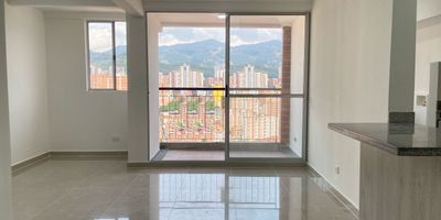 Apartamento en arriendo en en unidad cerrada ubicada en zona residencial, entorno tranquilo, con fácil acceso a vía principal, rutas de transporte público, cerca a centros comerciales, restaurantes y gran variedad de servicios complementarios del sector. Cuenta con piso en porcelanato, sala comedor, estar de tv, 2 alcobas con closet y baño en la principal, baño social, cocina integral abierta tipo americano, cuarto útil, zona de ropas, balcón y parqueadero independiente cubierto. Conjunto cerrado con ascensor y zonas sociales que incluyen piscina, gimnasio, salón social, parques infantiles, placa polideportiva, zonas verdes, vigilancia y portería 24 horas, citofonía y circuito cerrado de tv. Inmuebles sujetos a verificación de disponibilidad
