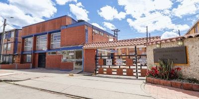 Espectacular casa en venta en el conjunto Pradera de Fontibón etapa 1, zona residencial con importantes vias de acceso. El conjunto cuenta con seguridad privada 24 horas, circuito cerrado de televisión y zonas sociales, además cuenta con parqueadero comunal y bahía de parqueo exterior. Casa de 50m2, distribuida en 3 pisos, sala comedor, cocina, 2 habitaciones, 1 baño, cuarto de ropas independiente y altillo. Información adicional contáctenos al email omar.poloinmobiliariabogota.com o al teléfono 3151379061. El equipo de Inmobiliaria Bogotá está comprometido con brindar una experiencia de vida excepcional