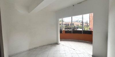Se arrienda Casa-local en Envigado, Sector centro, cerca al parque, cuenta con 250 mts, distribuidos en 2 pisos. 5 habitaciones, 5 baños, lava traperas, cocina semi-integral, red de gas, balcón, en el segundo piso un espacio abierto donde puedes almacenar u obtener mas espacio para tu actividad. Ubicado en vía principal, con alto flujo de vehículos y personas, facilidad de acceso y transporte, ideal para tu negocio.