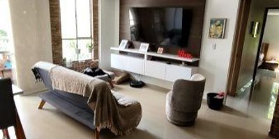 Presentamos un espectacular apartamento 5to piso de 76m2 ubicado en el exclusivo sector de Suramérica en Itagüí.  Ubicado en una unidad cerrada, segura y tranquila, este apartamento cuenta con todas las comodidades que necesitas para disfrutar de la mejor calidad de vida. Sus amplias y luminosas 2 alcobas con closets son ideales para descansar después de un largo día. Sus 2 completos baños dan privacidad a todos los miembros de la familia. Prepara tus deliciosos platos en su cocina integral equipada o compártalos en su amplia sala-comedor con balcón y vista al mirador. Cuenta también con zona de ropas, cuarto útil y parqueadero cubierto. Relájate en su piscina o ponte en forma en su moderno gimnasio. Disfruta del sauna o el turco para eliminar el estrés. Además, cuenta con zona de juegos para que los más pequeños se diviertan siempre de forma segura. Ubícate a minutos de colegios y centros comerciales de primera. El transporte público está a la vuelta para moverte fácil y rápido por la