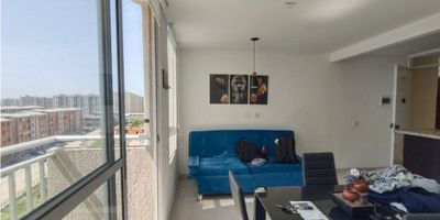 En venta este practico apartamento ubicado en el conjunto Alondra en Alameda del Rio.

Con sus comodos cincuenta y siete metros cuadrados, y estrato tres, encuentras las siguientes características:

Fue diseñado para brindar comodidad y estilo, pues cuenta con dos alcobas, mas espacio de estudio que se puede transformar en tercera alcoba, con dos baños, uno en la alcoba principal. Su cocina es abierta, americana, de modernos acabados. Tiene un amplio balcon, que fuera de brindar mucha luminosidad, permite una bella vista. 

Su zona de parqueo es comunal.

Te brinda seguridad por la celaduria permanente y camaras de seguridad .

Te ofrece una magnifica ubicacion pues queda en la zona norte de la ciudad con el mayor desarrollo urbanistico, con costos reducidos, y con buenas vias de acceso a zonas comerciales, centros educativos, hospitales, zonas turisticas, a zonas industriales y pueblos cercanos, y dispone de todos los servicios. 

Se siguen ampliando las vias de acceso, con la construccion de un puente vehicular de via rapida

Te brinda esparcimiento por las zonas comunales de piscina, gimnasio, salon social, para reuniones de tus hijos, y otros. 

Externamente cuentas con inmensas zonas verdes y parques para niños adultos y perritos, con patinodromo, zonas de caminantes, de bicicletas. Seran la delicia de toda la familia

Te brinda economia, pues los servicios son bajos por ser estrato tres, y con bajo costo de admiistracion.

Te permite valorizacion por ser sector relativamente nuevo, y de rapido desarrollo, muy apatecido por el valor de los servicios. Muy rentable para un inversionista por su arriendo rapido. 

El mobiliario es negociables, y se reciben ofertas

Si estas buscando calidad de vida y tranquilidad, este es un sitio ideal.

Tenemos convenios con bancos para agilizar prestamos. 

Cuentame que más te gustaría encontrar en esta propiedad, o que inquietudes tienes. 

 

 
