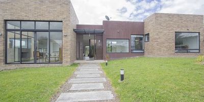 Excelente casa de campo en conjunto cerrado, cada habitación tiene su baño,  estar y estudio independientes, cocina abierta, amplio hall de entrada y zona de lavandería. Parqueadero cubierto con acceso directo a la casa. Espectacular vista   