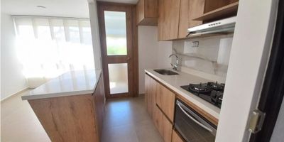 Este lindo apartamento para la venta, está ubicado en un tranquilo sector de la Ceja, cerca del comercio pero alejado del ruido, en una zona residencial y de alta valorización. Es unidad abierta y cada torre cuenta con 5 pisos, citófonos, zonas verdes, juegos infantiles y parqueaderos de visitantes. El apartamento está ubicado en un segundo piso y cuenta con 2 alcobas de muy buen tamaño y con clóset cada una, baño en la alcoba principal y baño social, salón comedor y una hermosa cocina integral con excelentes acabados y en muy buen estado.

