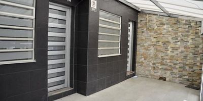 La propiedad en venta se encuentra ubicada en Colombia, específicamente en la ciudad de Bogotá D.C., en el barrio Villa Mary de la localidad de Engativa. Construida en el año 1972, esta propiedad cuenta con 4 habitaciones, 4 baños y 1 estacionamiento. Con una superficie total de 198 metros cuadrados y una superficie techada de 215 metros cuadrados, esta propiedad ofrece comodidades como comedor, centro de negocios, balcón, acceso a nivel del piso, agua y andenes. La orientación de la propiedad es hacia el norte. En cuanto a su estado, se encuentra en buen estado de conservación. Con una ubicación estratégica y una distribución funcional, esta propiedad es ideal para aquellos que buscan un lugar cómodo y bien ubicado en la ciudad de Bogotá.  CEG-292
