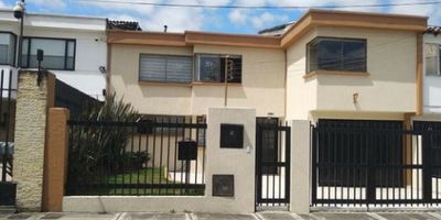 Vendo amplia casa Remodelada de 292 m2 en $1.013&#39; millones, con atractivo precio del metro cuadrado en el Barrio San Nicolás, siendo un sector residencial tranquilo al norte de Bogotá entre la Clínica Shaio y el Humedal de Córdoba y entre la Avenida Suba y la Avenida Boyacá. Consta de dos plantas. En la primera, parqueadero para tres carros, baño social, sala principal con chimenea, sala auxiliar y comedor. Amplia cocina con comedor auxiliar, área de lavandería, cuarto y baño del Servicio, y sala de estar con vista al jardín interior. Segundo piso, hall de alcobas, 4 habitaciones y dos baños. La cercanía al Humedal de Córdoba, provee una amplia zona verde con cancha de básquet, juegos para niños, sendero para trotar y hacer avistamiento de aves. Cercanía a transporte público, centros de salud y comerciales, entidades bancarias, iglesias y colegios.  CSG-642
