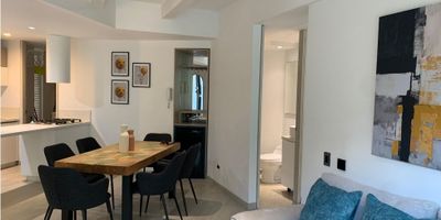 Este lujoso apartamento ubicado en la hermosa ciudad de Pereira, en el departamento de Risaralda, cuenta con una gran área construida de 82 M2, ideal para quienes buscan un espacio amplio y cómodo en una de las zonas más exclusivas de la ciudad.

Con 2 cómodas alcobas y 2 baños, este apartamento es perfecto para parejas, familias pequeñas o incluso para aquellos amantes de las mascotas, ya que está permitido tenerlas en el interior.

Al ingresar, encontrarás una moderna cocina estilo americano con una barra, perfecta para compartir con amigos y familiares mientras cocinas tus comidas favoritas. Además, cuenta con todas las comodidades necesarias, como calentador, gas domiciliario y zona de lavandería.

Las habitaciones también están equipadas con clósets funcionales y cómodos baños, uno de ellos en la habitación principal. Además, el apartamento cuenta con servicios de agua, electricidad y hospedaje para turistas, brindándote la oportunidad de generar ingresos adicionales si así lo deseas.

En cuanto a sus características externas, este apartamento está ubicado en una zona de alta valorización, con acceso pavimentado y cerca de centros comerciales, colegios y universidades, lo que lo hace perfecto para quienes buscan una vida conectada con la ciudad.

Además, podrás disfrutar de las áreas sociales del edificio, así como de un ascensor que te llevará directo a tu hogar. Y si eres amante de la naturaleza, encontrarás parques cercanos para disfrutar de un poco de aire fresco.

Otras comodidades del edificio incluyen una piscina para refrescarte en los días de calor, portería y recepción para tu seguridad y tranquilidad, y una ubicación privilegiada sobre una vía principal con fácil acceso al transporte público.

En resumen, este apartamento en venta en Pereira tiene todo lo que necesitas para comenzar una vida cómoda, segura y conectada en una de las mejores zonas de la ciudad. ¡No dejes pasar esta oportunidad y contáctanos hoy pa