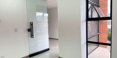 Consultorio en arriendo en centro comercial con fácil acceso a gran variedad de servicios complementarios a pocas cuadras de la estacion del metro y rutas de transporte público. Cuenta con piso en granito, 2 espacios, baño privado, cableado de red, techo cielo raso, aire acondicionado central, área de procedimientos, área de recepción, divisiones en Drywall y parqueadero independiente cubierto.  El edificio cuenta con ascensor, auditorio, baños comunales, bahia de parqueo, parking visitantes con costo, citofonía, vigilancia y portería 24 horas y circuito cerrado de tv.
Inmuebles sujetos a verificación de disponibilidad
