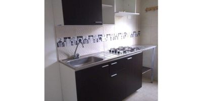 ¿Buscas vivir en una zona tranquila pero bien conectada? Este apartamento en La Mina, Envigado, es una excelente opción para disfrutar en familia.

Cuenta con 3 habitaciones con closet, 2 baños bien distribuidos, cocina integral con acabados modernos, zona de ropas independiente, piso en cerámica y una excelente entrada de luz gracias al ventanal y balcón que aportan frescura y ventilación natural.

Tendrás portería 24 horas, ascensor y seguridad para vivir con total tranquilidad. Aunque no cuenta con parqueadero, su ubicación estratégica lo compensa con fácil acceso a transporte público.

Su ubicación es estratégica, cerca de la Institución Educativa Comercial de Envigado, con acceso rápido a transporte público, supermercados y zonas comerciales del sector. Un espacio que se ajusta muy bien a quienes necesitan cercanía con el centro del municipio y servicios esenciales.

¡Conócelo y déjate sorprender! Código S1228
