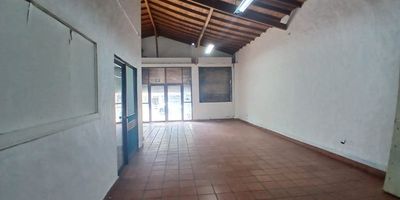 Arriendo local bodega de 208m2, 163m2 construidos en un solo nivel ubicado a dos cuadras del parque del Poblado sobre la calle 10, patio, 3 baños, cocineta, zona de parqueo externo con reja, propio oficinas, restaurante, empresaCANON MÁS IVA