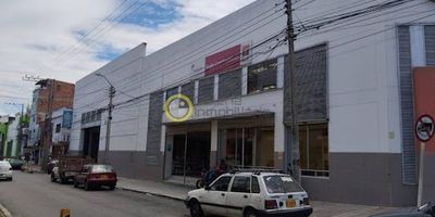 Bodega en arriendo en Bucaramanga - Ricaurte, cuenta con un área aproximada de 400 metros cuadrados, tiene un 1 salón amplio, 1 mezanine y 1 baño. Adicional, cuenta con los servicios de agua y luz trifásica. ubicada en zona comercial de productos ferreteros.