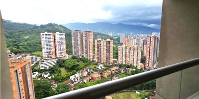 Apartamento en venta en Sabaneta Loma de San José. Consta de 3 habitaciones, la alcoba principal cuenta con baño, baño social, cocina integral con barra estilo americano, red de gas, zona de ropas, sala comedor, balcón con excelente vista, cuarto útil y parqueadero doble lineal.

La unidad cuenta con ascensor, piscinas climatizadas, turco, sauna, juegos infantiles, cancha sintética, zona para mascotas, club house con gimnasio, billar, tennis de mesa, play ground, parqueadero de visitantes y portería 24 horas.

El inmueble se ubica cerca al Ceipa, Mall Zona Sur, Centro Comercial Aves María, supermercados y rutas de transporte público. 

 
