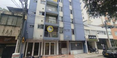 Local en arriendo en Floridablanca - Favuis , cuenta con aproximadamente 8.00 metros cuadrados metros cuadrados, fachada en vidrio, salón pequeño y un baño. Además, dispone de servicios independientes de agua y luz.