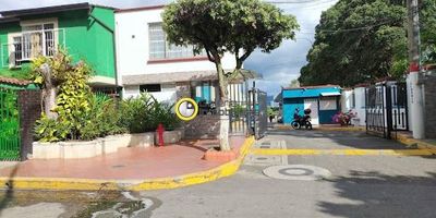 Apartamento en Arriendo en Bucaramanga - Real de Minas cuenta con 3 alcobas, 2 baños, sala comedor, cocina semi integral, zona de ropas, hall de TV, 1 parqueadero. Adicional, la Copropiedad dispone de zonas verdes y vigilancia las 24 horas del día. Ubicado en un céntrico sector.