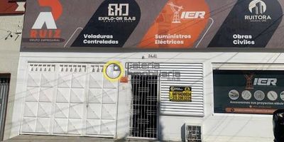 Bodega en arriendo en Bucaramanga - Alarcon , cuenta con 6 oficinas abiertas, una oficina amplia tipo cerrada con baño, espacio de bodegaje, cocina semintegral, baño para damas y caballeros. Al final de la bodega se encuentra un mezzanine. En el segundo nivel se encuentra una oficina de gerencia con baño y aire acondicionado. 