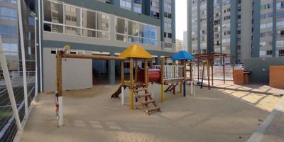 Te presentamos para venta un excelente apartamento en el sector de Alameda del Rio, en un excelente conjunto estratégicamente ubicado con excelente acceso hacia la Circunvalar. El apartamento está ubicado en un piso bajo, lo que brinda tranquilidad y quietud, y te permitirá disfrutar una agradable vista día y noche. Es cómodo y muy funcional. Cuenta con una amplia sala comedor, y también posee un pequeño estudio, ideal para estos momentos de trabajo en casa. Cuenta con pisos en cerámica y una cocina tradicional abierta. El apartamento posee dos acogedoras habitaciones, la principal con su baño privado. El edificio tiene excelentes amenidades, entre los que se destacan, una gran piscina para ejercitarte, gimnasio y sector de juego para niños, así como una cancha sintética de futbol. Si quieres conocerlo, contáctanos.