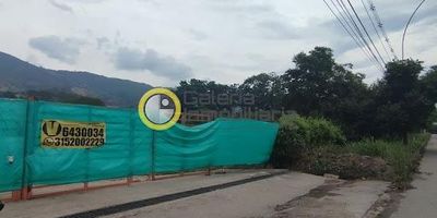 Bodega en arriendo en girón vía chimita, cuenta con un lote de 11.000 metros cuadrados,  en la cual encontramos una bodega de 2.000 metros cuadrados, con oficina y 2 baños, adicional casa para viviente de 2 habitaciones, 1 baño sala comedor y cocina tradicional. la zona es industrial, Ideal para parqueadero o empresa de trasportes.