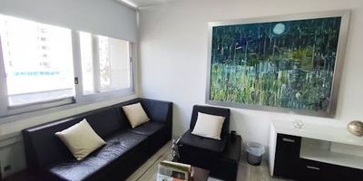  SE VENDE OFICINA EN EL CENTRO ¡La oportunidad que estabas buscando para tu negocio o inversión! Ubicación estratégica en el corazón del centro, con fácil acceso y excelente conectividad. Oficina amplia, moderna y muy bien iluminada. Baño privado y cocineta. Edificio con vigilancia y ascensor. Ideal para profesionales, consultorios o empresas que buscan comodidad y seguridad en una zona privilegiada. Contáctanos hoy y agenda tu cita!