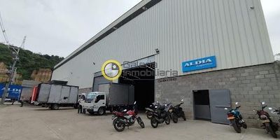 Bodega en Arriendo en Bucaramanga - El Provenir cuenta con una altura de 19 metros. Con dos espacios de Oficina y 3 baños distribuidos estratégicamente, incluido uno en la Oficina principal, una recepción. Además, en la parte trasera, encontrará un espacio abierto de aproximadamente 30 metros. Ubicada cerca a la Autopista que conecta a Girón con Bucaramanga.